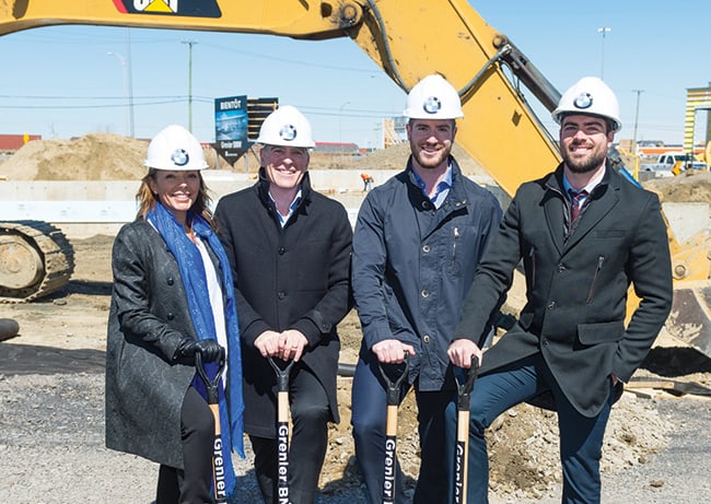 Nathalie Genest, directrice générale, Grenier BMW; Louis Grenier, président, Grenier Automobile; Julien Grenier, fils de Louis Grenier et directeur, Ventes, Grenier Chrysler ; et Gabriel Grenier, fils aîné de Louis Grenier et directeur, Service après-vente, Grenier Chrysler