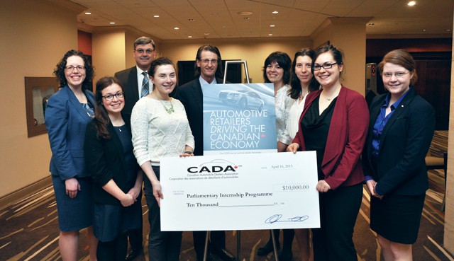 La CADA remet un chèque aux stagiaires parlementaires.