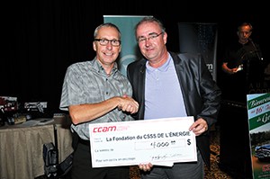 Jocelyn Brouillette, président, et Denis Giguère, président de la Fondation du CSSS de l’Énergie, lors de la remise du chèque de 4 000 $
