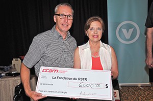 Jocelyn Brouillette, Lisette Tremblay, présidente de la Fondation du CHRTR, lors de la remise du chèque de 6 000 $