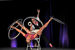 Le duo Hula Hoops qui a présenté un numéro durant la soirée.