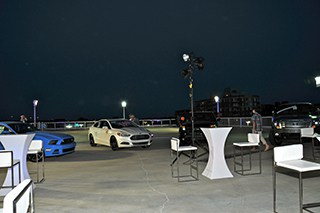 Voitures sur le toit aménagé en terrasse